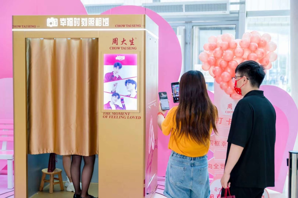 周大生幸福照相馆现场情侣打卡拍照